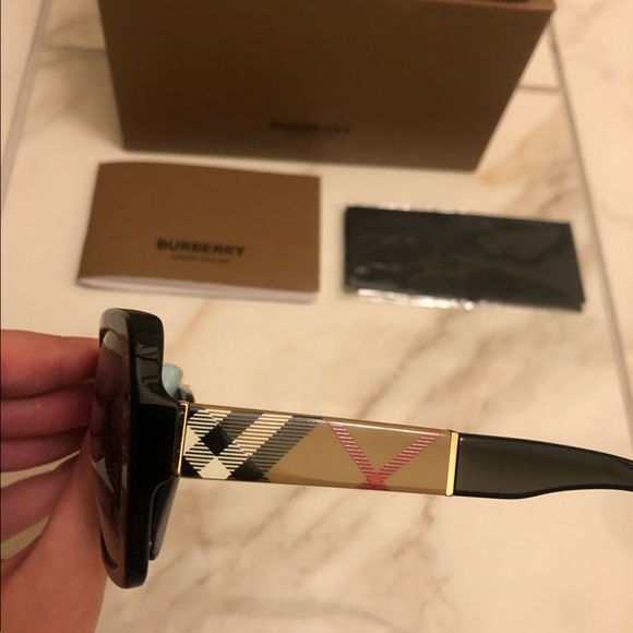🔥NEW BURBERRY SUNGLASSES 🔥 - Picture 13 of 15